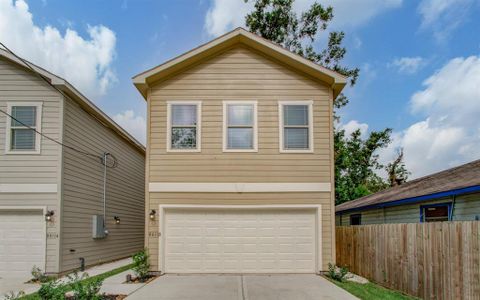 New construction Single-Family house 8811 Prairie View Drive, Unit B, Houston, TX 77088 - photo 0 0