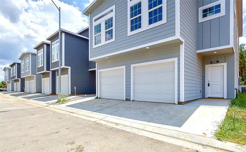 New construction Townhouse house 18813 Luminescent Lane, Spring, TX 77379 - photo 0