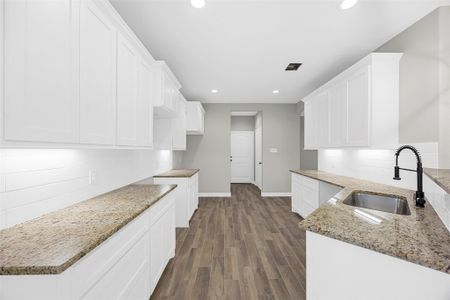 New construction Single-Family house 512 Sandy Oaks Dr, Huntsville, TX 77340 - image 7
