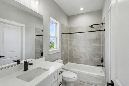 New construction Single-Family house 825 Woodcrest Dr, Houston, TX 77018 - image 14