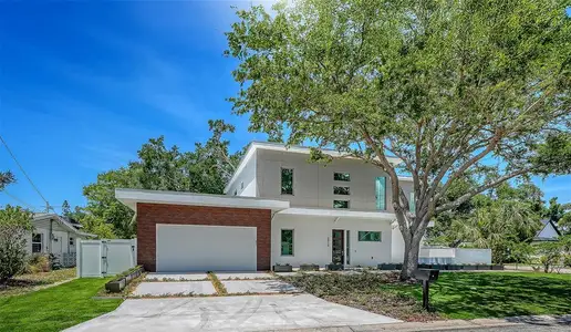 New construction Single-Family house 2010 Hyde Park Cir, Sarasota, FL 34239 - image