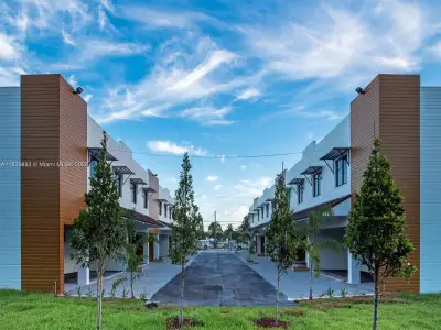 New construction Townhouse house 926 NW 10th St, Unit 2, Homestead, FL 33034 - image