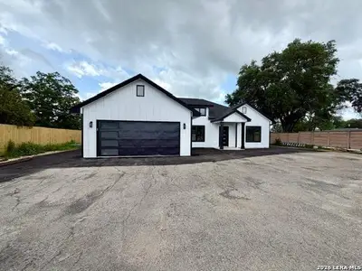 New construction Single-Family house 1208 Trail, Floresville, TX 78114 - image