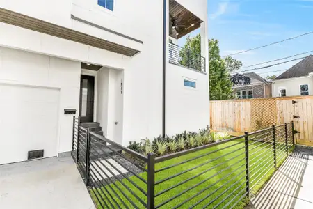 New construction Single-Family house 1911 Lauderdale St, Houston, TX 77030 - image