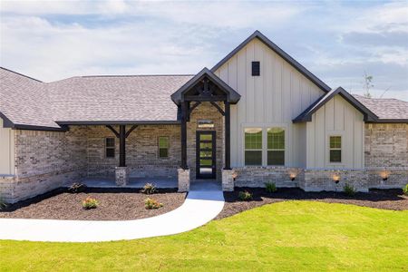 Modern farmhouse with a front yard