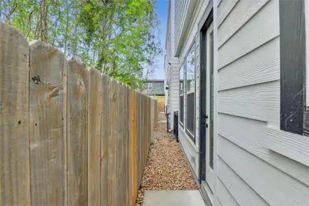 New construction Single-Family house 9902 Clark Rd, Unit G, Houston, TX 77076 - image 20