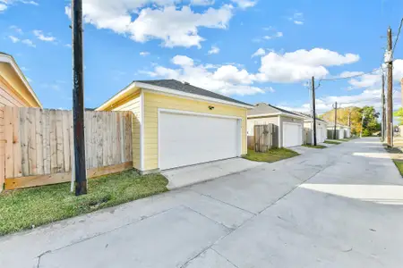 New construction Single-Family house 2515 S Houston Ave, Pearland, TX 77581 - image 2