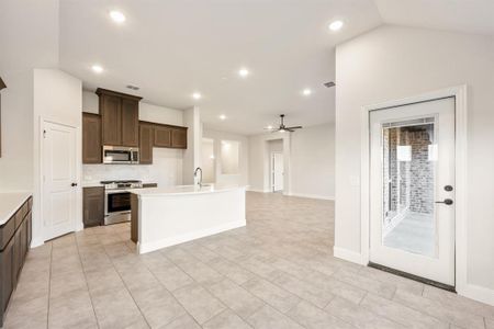 New construction Single-Family house 1016 Cedar River Dr, Godley, TX 76044 plan Carolina - image 17