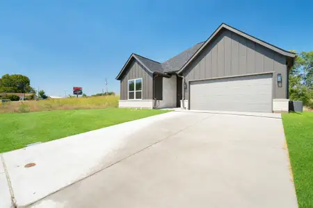 New construction Single-Family house 301 Kelcey Ct, Trenton, TX 75490 - image