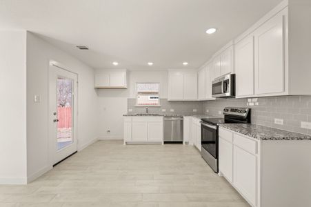 New construction Single-Family house 217 Shady Oaks Dr, Runaway Bay, TX 76246 plan Travis - image 8