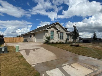 New construction Single-Family house 1033 Queen Elizabeth Dr, Waco, TX 76657 - image