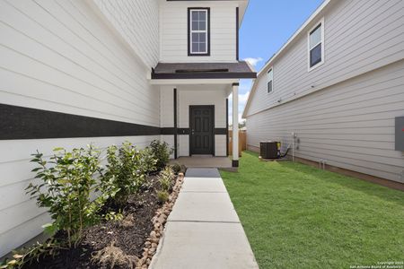 New construction Single-Family house 13632 Helton Pass, St. Hedwig, TX 78152 plan The Lowry - image