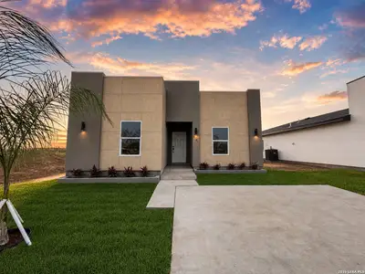 New construction Single-Family house 5061 Luna Grande Lp, Laredo, TX 78046 - image