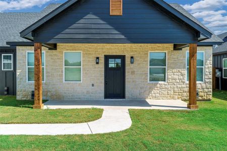 View of front of house featuring a front yard