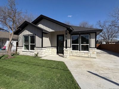 New construction Single-Family house 810 S San Eduardo Ave, San Antonio, TX 78228 - image