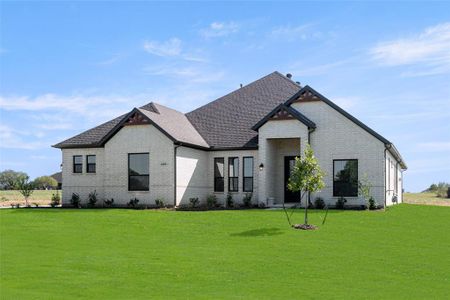 View of front facade with a front yard