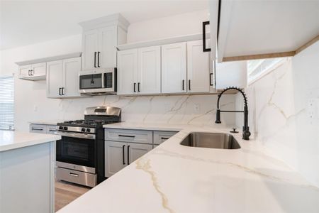 New construction Single-Family house 9913 Dipping Woods St, Houston, TX 77076 - image 4