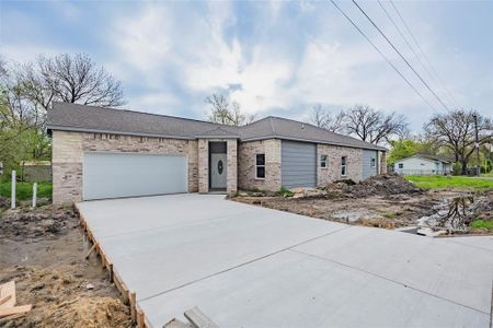 New construction Single-Family house 200 Avenue B, Ennis, TX 75119 - photo 0