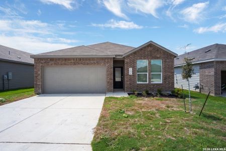 New construction Single-Family house 1336 Apron Trl, New Braunfels, TX 78130 plan Navarre - image