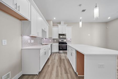 New construction Single-Family house 9 Wellford St, Unit A, Houston, TX 77022 - image 5