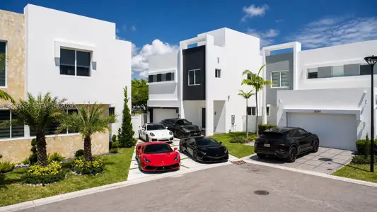 New construction Single-Family house 10381 Nw 67Th Ter, Doral, FL 33178 - image