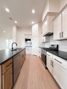 New construction Single-Family house 102 Persimmon Ct, Victoria, TX 77904 plan McKinney - image 8