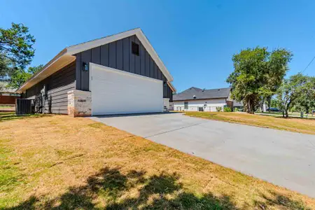 New construction Single-Family house 5806 N Lakeside Hills Ct, Granbury, TX 76048 - image