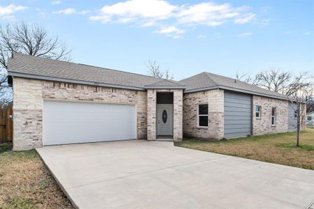 New construction Single-Family house 200 Ave B, Ennis, TX 75119 - image