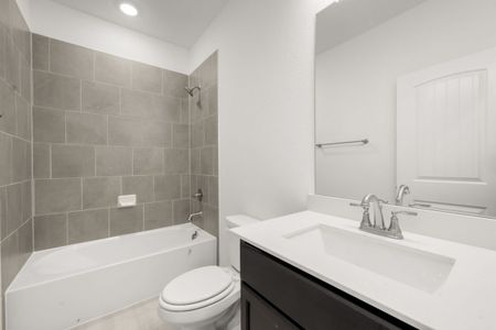 New construction Single-Family house Sealy, TX 77474 plan Ironwood II Hunters Crossing 60s - image 10