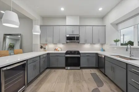 New construction Townhouse house 6338 Paddington Bend Dr, Houston, TX 77008 - image 8