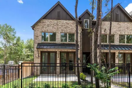 Woodforest Townhomes: Townhomes:  The Patios by Highland Homes in Montgomery - photo 6 6