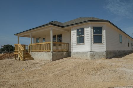 New construction Single-Family house 112 Cheyenne Dr, Floresville, TX 78114 null- photo 12 12