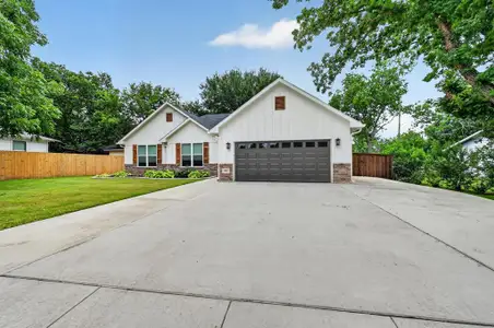 New construction Single-Family house 1005 W Chambers St, Cleburne, TX 76033 - image