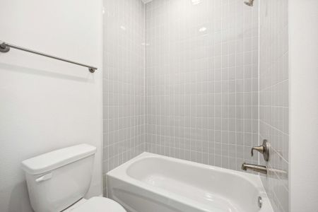 New construction Single-Family house 1307 Beachton St, Houston, TX 77007 - image 8