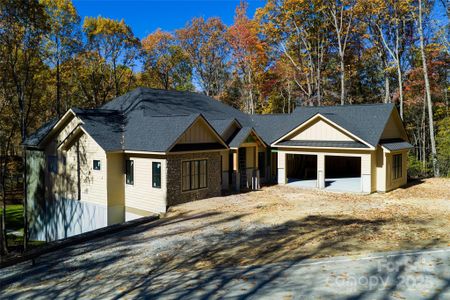 New construction Single-Family house 99 Little Cherokee Rdg, Hendersonville, NC 28739 - image