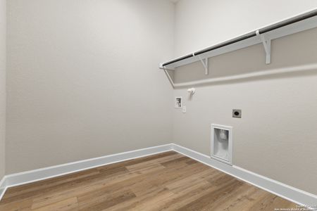 New construction Single-Family house 137 Gallant Fox Dr, Castroville, TX 78009 plan Plan 2435 - image 20