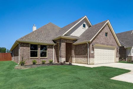 View of front facade featuring a front lawn