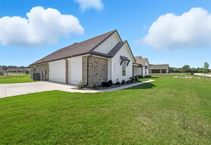 New construction Single-Family house 1114 Silver Sage Trl, Weatherford, TX 76085 - image