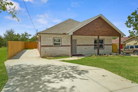 New construction Single-Family house 3105 N Pecan St, Fort Worth, TX 76106 - image