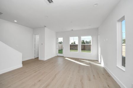 New construction Single-Family house 2210 Diagonal Ln, Houston, TX 77051 - image 15