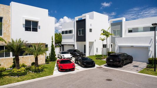 New construction Single-Family house 10381 Nw 67Th Ter, Doral, FL 33178 - image