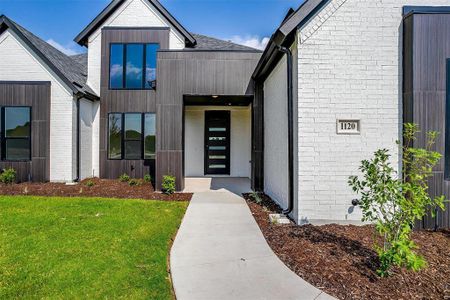 Property entrance featuring a yard