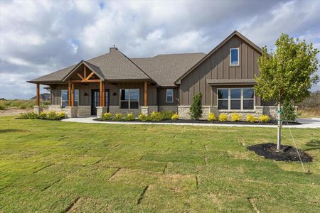 Craftsman-style house featuring a front yard