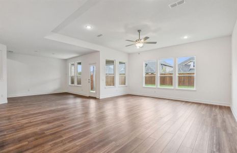 Airy gathering room*real home pictured