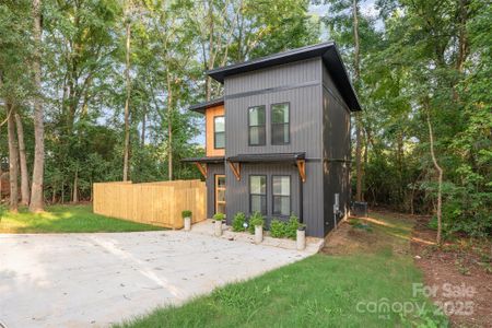 New construction Single-Family house 411 Granby Cir, Charlotte, NC 28217 - image