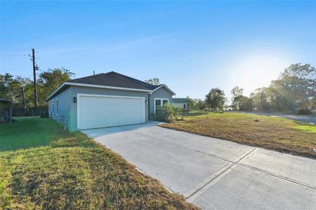 New construction Single-Family house 214 Spruce Lake Road, Houston, TX 77336 - photo 0