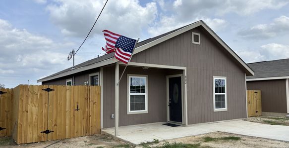 New construction Single-Family house 802 E 6Th, Nixon, TX 78140 - image