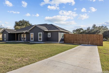 New construction Single-Family house 1015 Timbercrest, Pleasanton, TX 78064 - image
