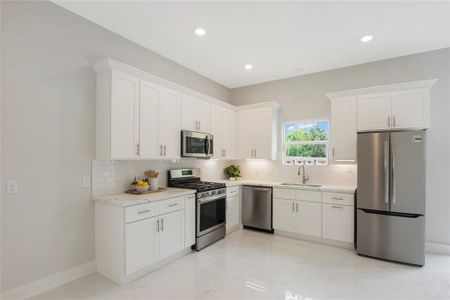 Bright kitchen with SS appliances and soft closed cabinets and drawers!