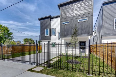 New construction Single-Family house 5407 Lee St, Houston, TX 77020 - image